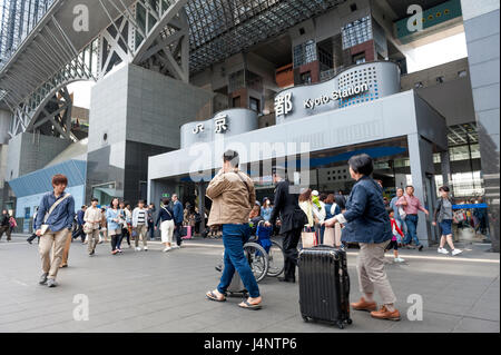 La folla di persone presso l'entrata principale per la stazione di Kyoto edificio, la più importante stazione ferroviaria e Trasporto hub a Kyoto, in Giappone. Foto Stock
