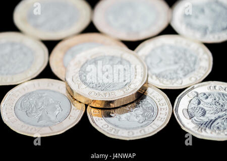 New British £1 monete su sfondo nero Foto Stock