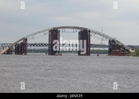 Incompiuta ponte attraverso il Dnieper Foto Stock