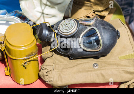 Militare nero maschera a gas e l'esercito bowler dell esercito russo Foto Stock