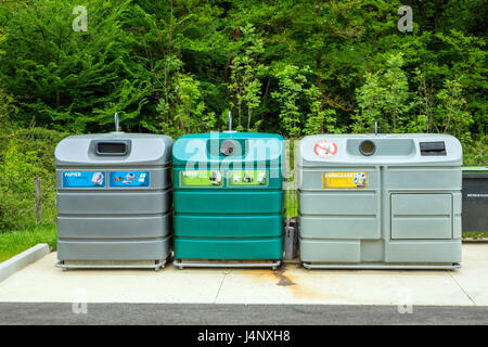 Colorate di grandi dimensioni cassonetti per il riciclaggio di carta vetro e imballaggio Foto Stock