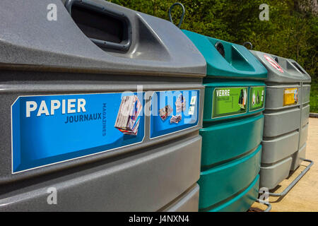 Colorate di grandi dimensioni cassonetti per il riciclaggio di carta vetro e imballaggio Foto Stock
