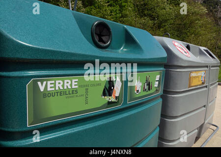 Colorate di grandi dimensioni cassonetti per il riciclaggio di carta vetro e imballaggio Foto Stock