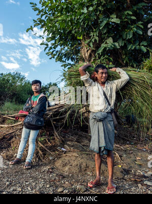 THANDWE, MYANMAR - Gennaio 5, 2017: persone locali presso il fiume vicino a Ngapali beach, Myanmar. Foto Stock