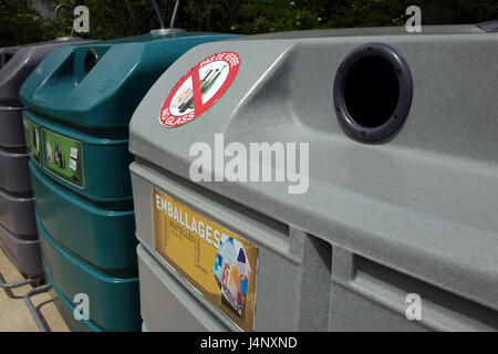 Colorate di grandi dimensioni cassonetti per il riciclaggio di carta vetro e imballaggio Foto Stock