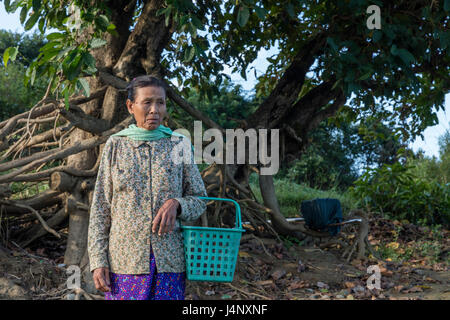 THANDWE, MYANMAR - Gennaio 5, 2017: donna locale presso il fiume vicino a Ngapali beach, Myanmar. Foto Stock