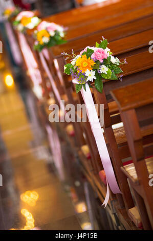 Fiore bellissimo matrimonio la corsia in chiesa Foto Stock