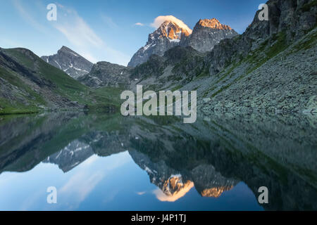 Monviso e Visolotto riflettendo sul Lago Fiorenza al tramonto, Crissolo, Po' Valley, Distretto di Cuneo, Piemonte, Italia. Foto Stock
