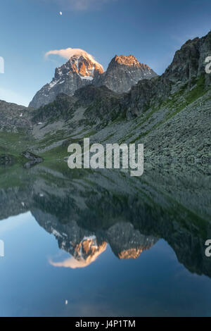 Monviso e Visolotto riflettendo sul Lago Fiorenza al tramonto, Crissolo, Po' Valley, Distretto di Cuneo, Piemonte, Italia. Foto Stock