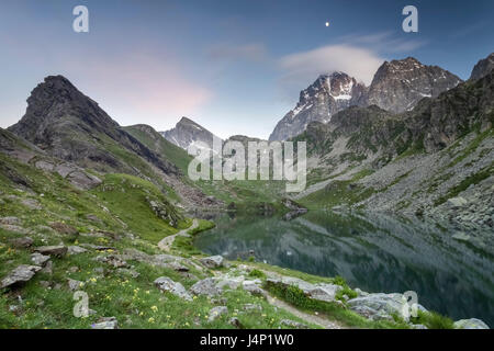 Monviso e Visolotto riflettendo sul Lago Fiorenza dopo il tramonto, Crissolo, Po' Valley, Distretto di Cuneo, Piemonte, Italia. Foto Stock