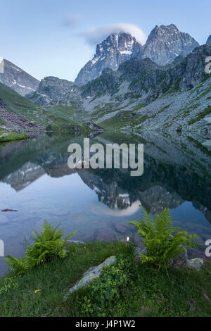 Monviso e Visolotto riflettendo sul Lago Fiorenza dopo il tramonto, Crissolo, Po' Valley, Distretto di Cuneo, Piemonte, Italia. Foto Stock