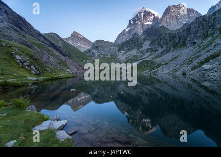 Monviso e Visolotto riflettendo sul Lago Fiorenza dopo il tramonto, Crissolo, Po' Valley, Distretto di Cuneo, Piemonte, Italia. Foto Stock