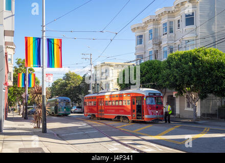 Vintage F-la linea tram su 17th Street (XVII Street Plaza) nel quartiere Castro di San Francisco, California. Foto Stock