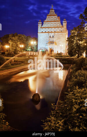Parco con fontana di notte nella città di Torun, Polonia, Collegium Museo Massimo di Nicolaus Copernicus University Foto Stock