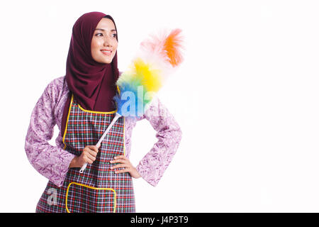 Ritratto di casalinga di indossare un grembiule e tenere premuto un utensile di pulizia isolati su sfondo bianco - Concetto di pulizia Foto Stock