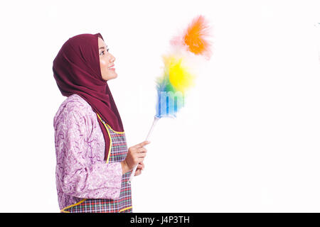 Ritratto di casalinga di indossare un grembiule e tenere premuto un utensile di pulizia isolati su sfondo bianco - Concetto di pulizia Foto Stock