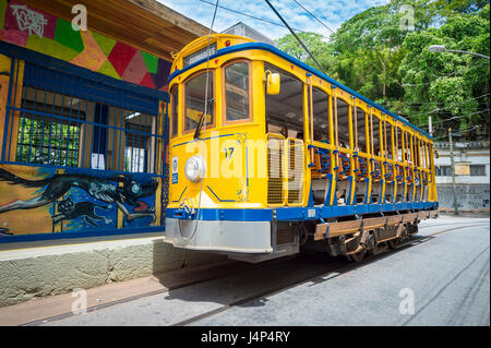 RIO DE JANEIRO - Gennaio 31, 2017: un tradizionale street car attende i passeggeri in una sosta nel centro storico di Santa Teresa di quartiere. Foto Stock