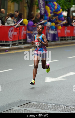 Tigist tufo, etiope elite donna concorrente, 2017 Vergine denaro maratona di Londra, London, Regno Unito Foto Stock