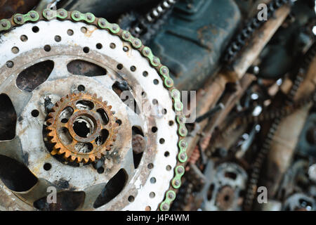 Close up arrugginiti di parti in acciaio in junkyard Foto Stock