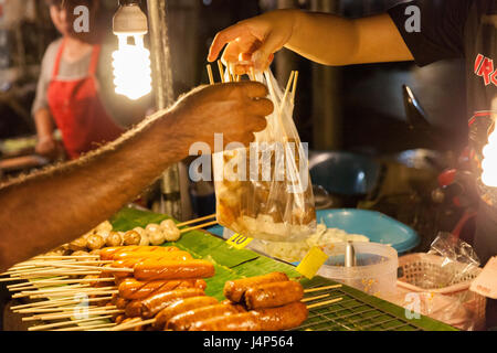 CHIANG MAI, Thailandia - 21 agosto: l'uomo acquista le polpette di carne al mercato di domenica (walking street) il 21 agosto 2016 a Chiang Mai, Thailandia. Foto Stock