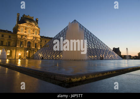 Francia, Parigi, Museo di Louvre, piramide in vetro, Arc Triomphe si giostra, Foto Stock