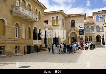 Cipro, Nicosia, palazzo arcivescovile, Nebentrakt, museo Bizantino, turistiche, isola del mediterraneo, isola, città, Nicosia, in greco, Levkosia, Lefkosa, capitale, Città Vecchia, edificio, palace, il palazzo del vescovo, edificio adiacente, un museo Bizantino, fuori, visitatore, turismo, gruppo, persona, viaggi, vacanze e luogo di interesse Foto Stock