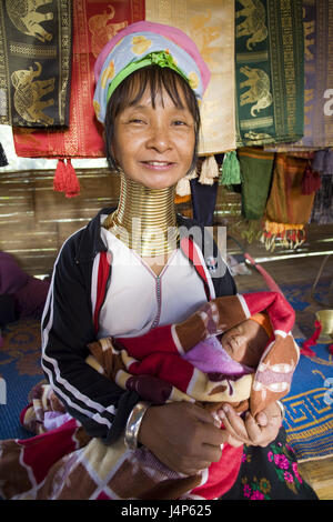 Thailandia, golden angolo superiore, Chiang Rai, per circhi lungo collo ceppo, donna, bambino, tenere premuto Foto Stock