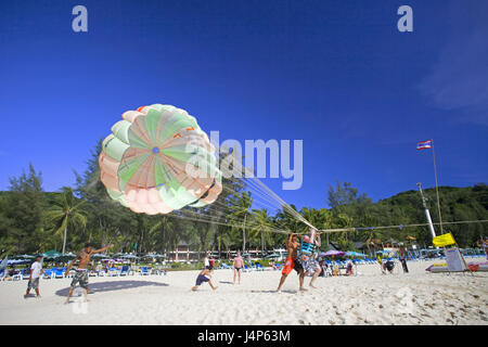 Thailandia Phuket Kata Noi Beach, bagnanti, Parasailing, Foto Stock