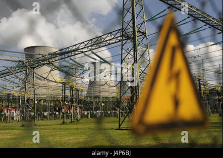 Un impianto ad energia nucleare di fissione nucleare, trasformatore stazione, pericolo bambino, dettaglio, sfocatura, Foto Stock