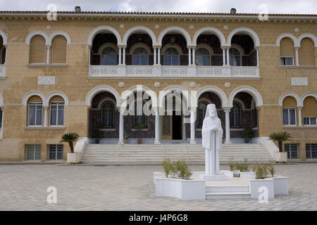 Cipro, Nicosia, palazzo arcivescovile, statua arcivescovo Makario III, isola del mediterraneo, isola, città, Nicosia, in greco, Levkosia, Lefkosa, capitale, Città Vecchia, la costruzione, il palazzo, il palazzo vescovile, sede del governo, freeze frame, statua, un monumento al di fuori, teologo ortodosso, politico, presidente, personalità, luogo di interesse Foto Stock