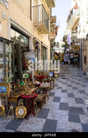 L'Italia, isola di Sicilia, Taormina, Corso Umberto, lane, negozi, dettaglio Foto Stock