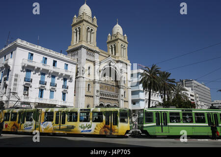 La Tunisia, Tunisi, Place de l'independance, cattedrale, San Vincent de Paul, traffico, Foto Stock