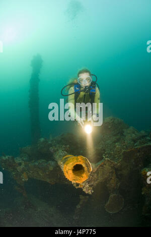 Registrazione subacquea, Palau, Tauchein, nave relitto, cannone, lampada, nessun modello di rilascio, Foto Stock