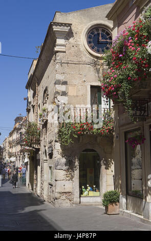 Italia Sicilia Isola, Taormina, negozi di souvenir e turisti, Foto Stock