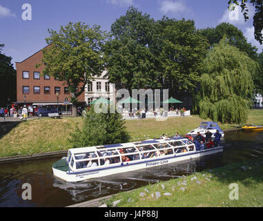 Germania, SCHLESWIG-HOLSTEIN, Friedrich's Town, canal round trip, Germania settentrionale, città e luogo di interesse, destinazione, viaggio di andata e ritorno, in barca, nave, viaggio in barca, canali, case, edifici, persone, turisti, turismo, Foto Stock