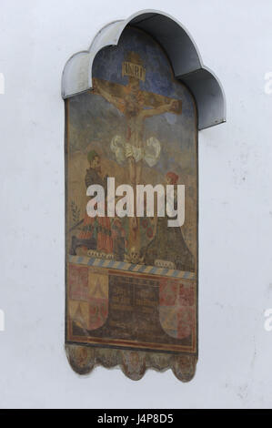 Lüftlmalerei della crocifissione di Gesù sulla facciata di una casa nel bagno Tölz nella valle di Isar, Foto Stock