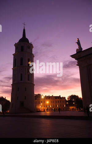 La Lituania, Vilnius, Città Vecchia, la cattedrale di San Stanislao, torre campanaria, passante, di post-incandescenza, Foto Stock