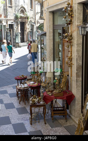 L'Italia, isola di Sicilia, Taormina, Corso Umberto, lane, negozi, dettaglio, turistico, Foto Stock