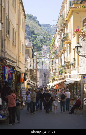 Italia Sicilia Isola, Taormina, negozi di souvenir e turisti, Foto Stock