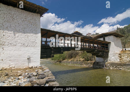 Fiume Paro Chhu, ponte di legno, Dzong, Paro, Bhutan, Foto Stock