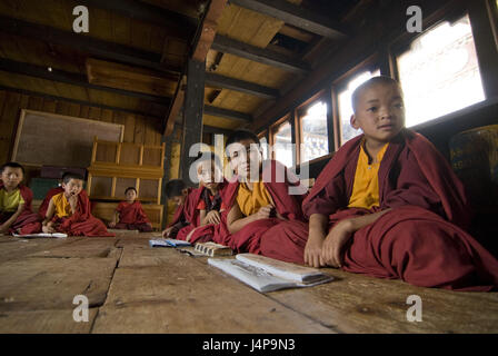 Ragazzi, i monaci buddisti, imparare, Chimi Lhakhang, Bhutan, tre, nessun modello di rilascio, Foto Stock