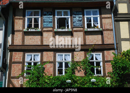Germania, Sassonia-Anhalt, Quedlinburg, ristrutturata casa in legno e muratura, facciata, dettaglio Foto Stock