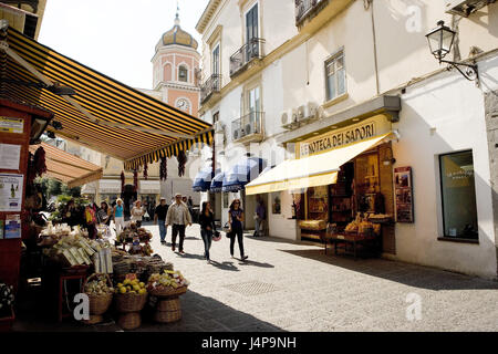 L'Italia, Ischia, Forio, centro storico, zona pedonale, turistico, isola, città, case, edifici, terrazza, lane, negozi, negozi di souvenir, persone, destinazione, turismo, Foto Stock