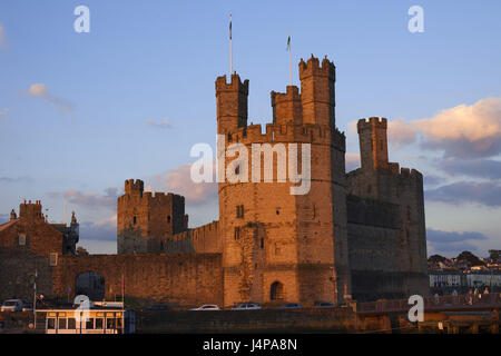 Il Galles, Gwynedd, Caernarfon Castle, luce della sera, Foto Stock