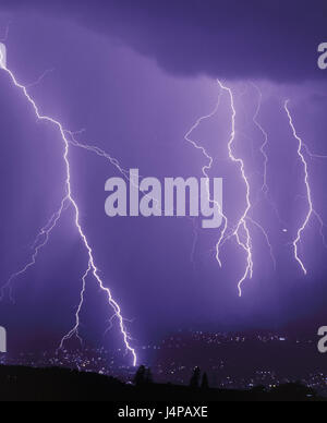 Tempesta, lampeggia, cielo notturno, Austria, Tirolo, Innsbruck, Karwendelgebirge, natura temporale lampeggia, flash, città, montagne, sera e notte, a nord catena, Karwendel, natura power, meteo temporale, Foto Stock