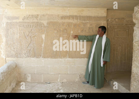 Mostra Assistente iscrizione in un mastaba con passo piramide Sakkara del faraone Djoser, Egitto, Sakkara, Foto Stock