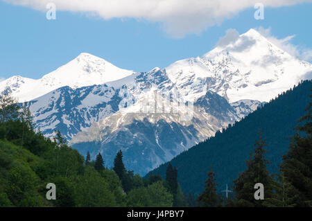 Picchi di alta Caucaso salire al di sopra di Mestia nella regione di Svaneti, Repubblica di Georgia Foto Stock