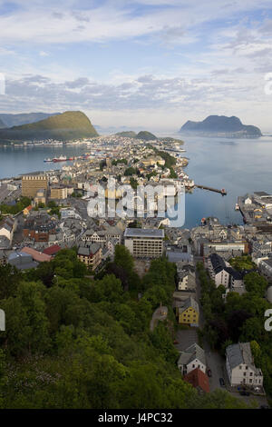 Norvegia, ale suono, vista città, con vista sul mare Foto Stock