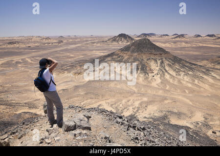 Turista nel deserto nero, Egitto, deserto libico, Foto Stock