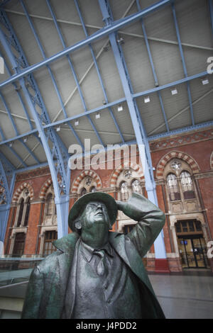 Gran Bretagna, Inghilterra, Londra, San Pancrazio di stazione, statua, 'sir John Betjeman', Martin Jennings, Foto Stock